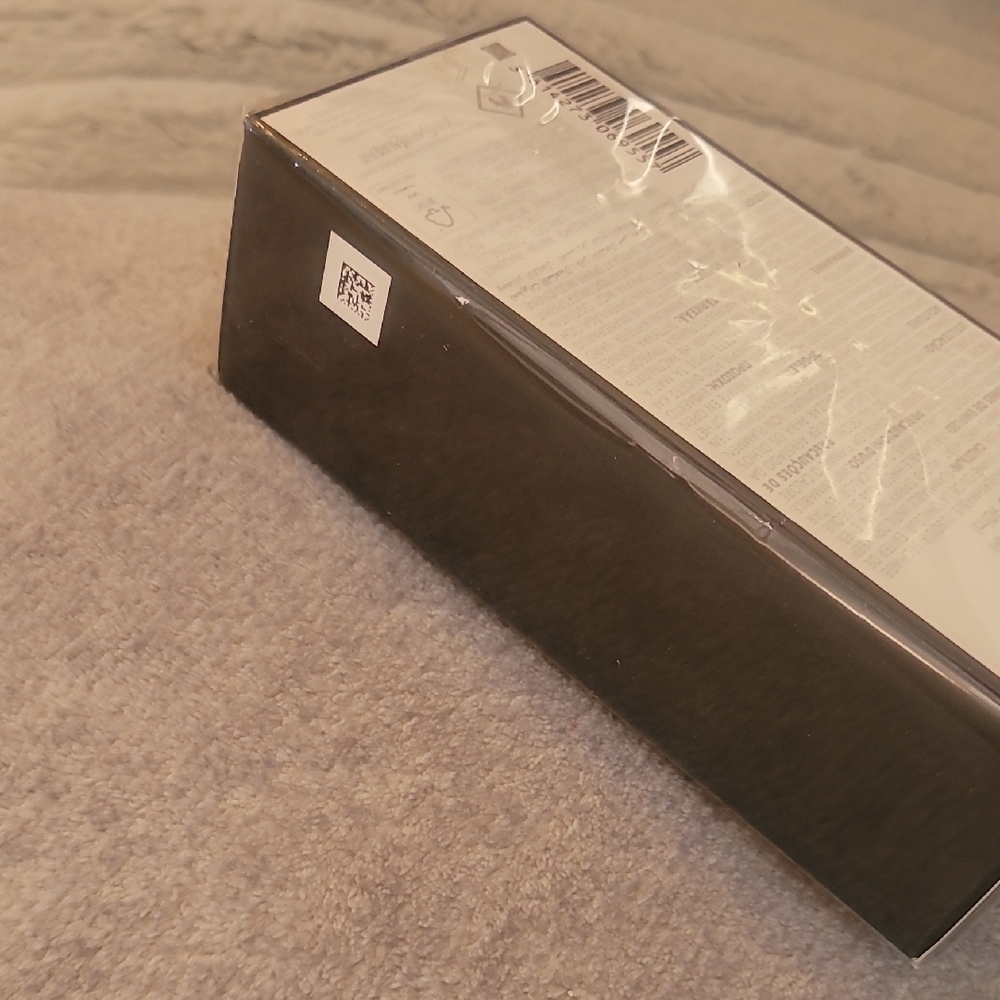 Yves Saint Laurent Libre in Black, White, and Gold - Picture 5 of 5